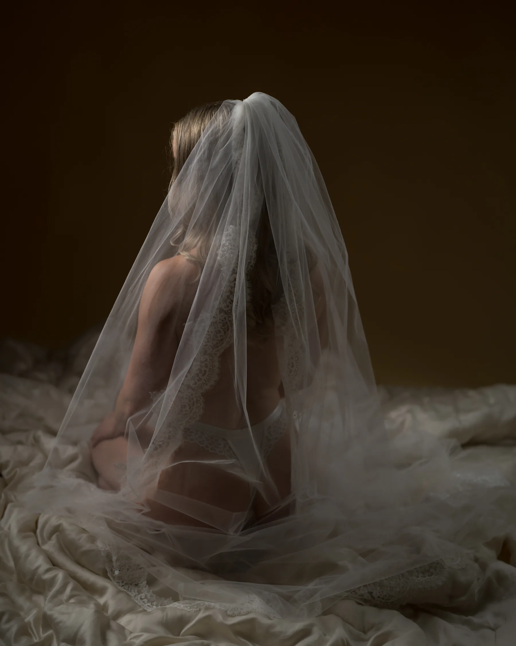 Hienovarainen boudoir-kuva morsiusverhon kanssa