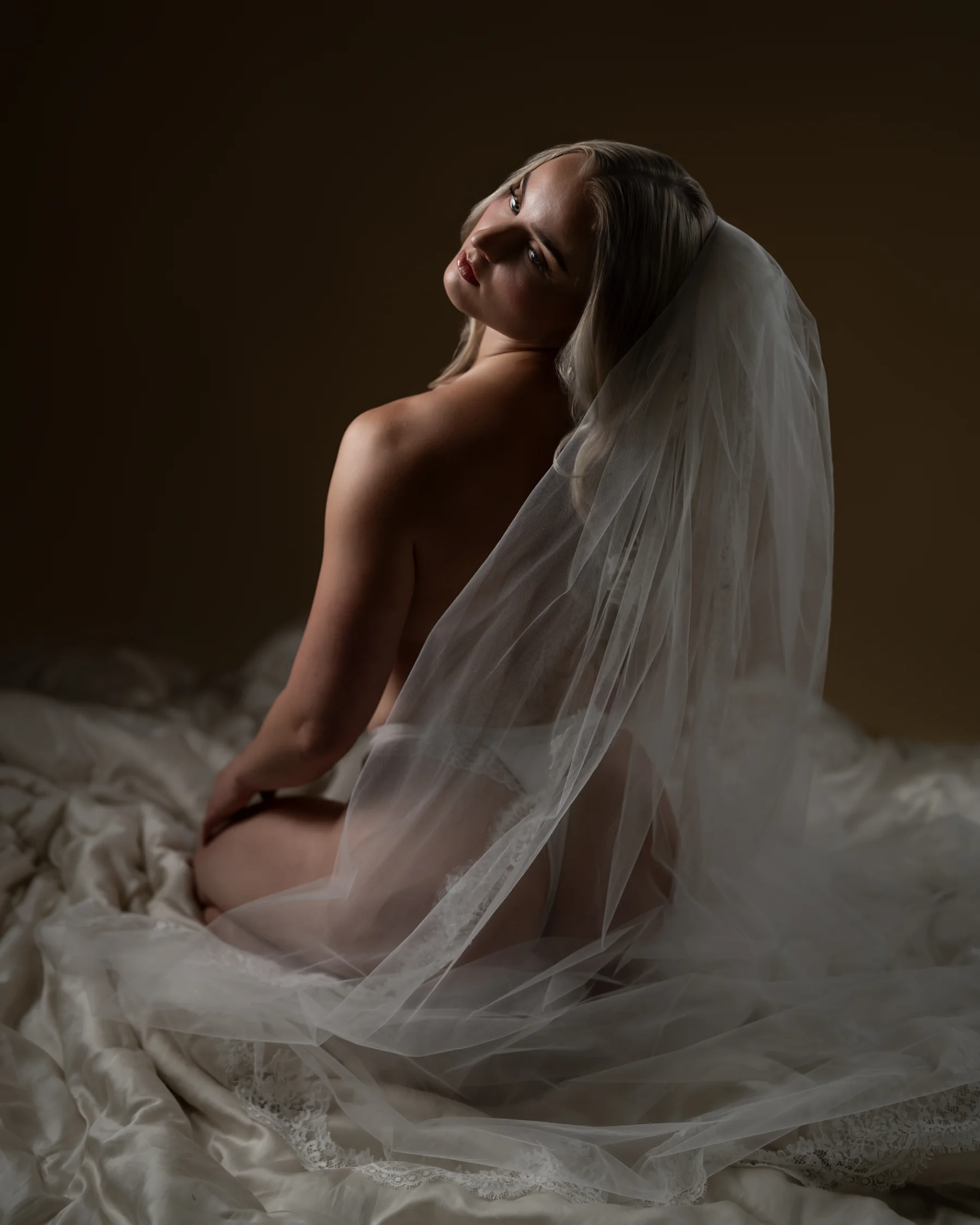 Morsiusboudoir-muotokuva selin harson kanssa